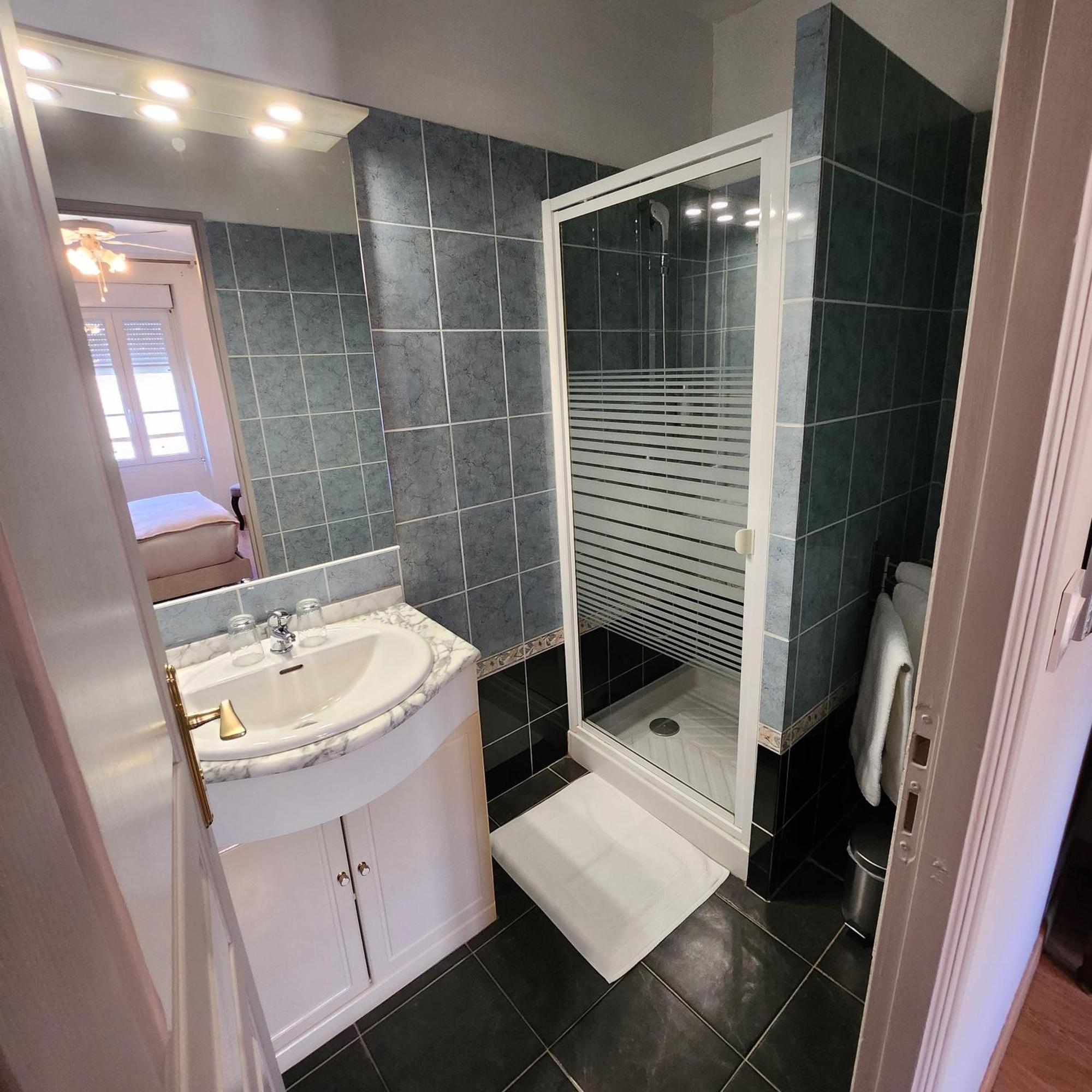 Hotel La Tour Perrier Eyrans Экстерьер фото