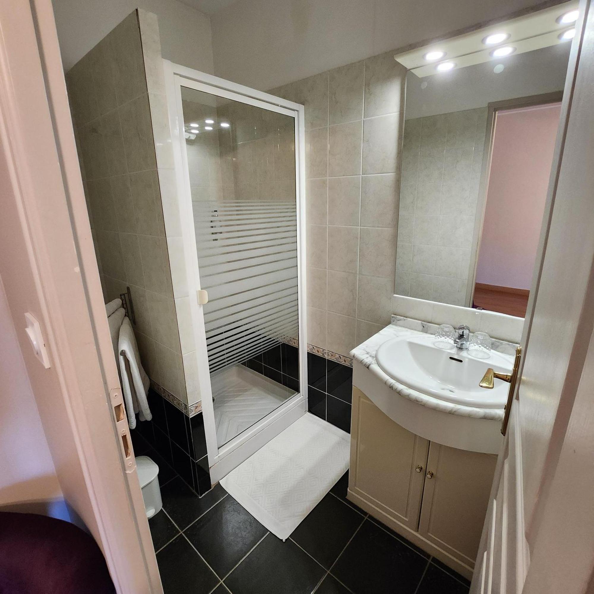 Hotel La Tour Perrier Eyrans Экстерьер фото